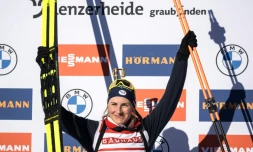 Justine Braisaz-Bouchet sur la plus haute marche du podium de la Mass Start de Lenzerheide, le 17 décembre 2023