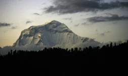 Une vue du massif du Dhaulagiri, à proximité immédiate du Gurja, prise du village de Nagi, à 200 km à l'ouest de Katmandou