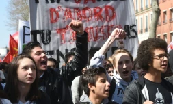 Des jeunes et des étudiants manifestent contre le projet de réforme du travail à Toulouse le 24 mars 2016