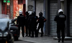 Des policiers dans le 12e arrondissement de Paris, où deux femmes ont été prises 
en otage par un homme muni d'une arme blanche, le 20 décembre 2021

