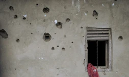 Des impacts de balles dans le mur d'une maison, le 24 mai 2021 à Nzenga, attaqué à plusieurs reprises par le groupe armé ADF, en RDC