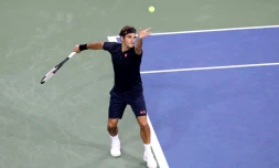 Le Suisse Roger Federer au service face à l'Allemand Peter Gojowczyk au 2e tour du tournoi de Cincinnati (Ohio), le 14 août 2018
