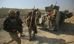 Les forces irakiennes avancent vers l'aéroport le 23 février 2017 à Mossoul