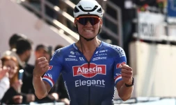 Le Néerlandais Mathieu Van der Poel remporte la classique cycliste Paris-Roubaix, le 9 avril 2023 sur le Vélodrome de Roubaix