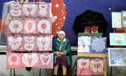 Une personne âgée vend des cols en dentelle dans une rue d'Ekaterinburg, le 21 juin 2018