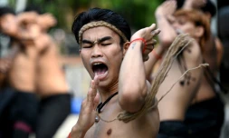 Des pratiquants du yutkromkhorm s'entrainent Ă Krong Areyksat, au Cambodge, le 25 mai 2024