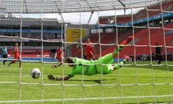 Le milieu du Bayern Munich, Leon Gortzka (c), marque le 2e but de son équipe lors du match de Bundesliga à Leverkusen, le 6 juin 2020