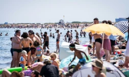 Des centaines de personnes essaient de se rafraîchir sur la plage d'Amager à Copenhague, le 27 juin 2026