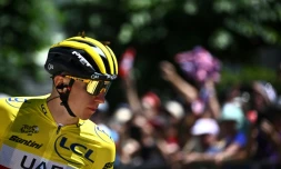 Le maillot jaune du Tour de France Tadej Pogacar avant le départ de la 9e étape le 10 juillet 2022 à Aigle, en Suisse