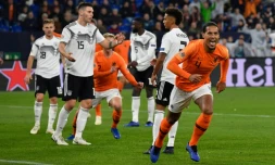 Le défenseur Virgil van Dijk (d) vient d'égaliser (2-2) pour les Pays-Bas contre l'Allemagne en Ligue des nations le 19 novembre 2018 à Gelsenkirchen