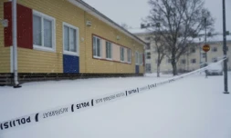 Un cordon de police devant l'Ă©cole de Vantaa oĂč un garçon de 12 ans a tuĂ© mardi par balles un Ă©lĂšve de sa classe et gravement blessĂ© deux filles, le 3 avril 2024 en Finlande