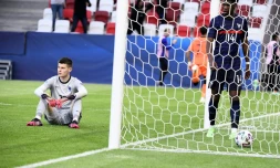 La déception du gardien de but de l'équipe de France, Illan Meslier, et du milieu de terrain, Aurélien Tchouaméni, aprÚs la défaite, 2-1 face aux Pays-Bas, en quart de finale de l'Euro-Espoirs, le 31 mai 2021 à Budapest