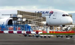 Un Boeing 787 Dreamliner de la compagnie LATAM Airlines, qui a soudainement perdu de l'altitude en plein vol, stationné sur le tarmac de l'aéroport international d'Auckland, le 12 mars 2024 en Nouvelle-Zélande