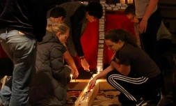 Des personnes se recueillent sur les lieux d'une attaque dans le campus de l'Université de Columbus, le 28 novembre 2016 dans l'Ohio