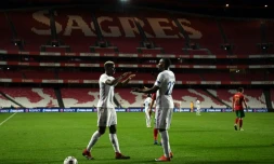 Le milieu de terrain français Paul Pogba et l'attaquant Marcus Thuram célÚbrent leur victoire sur le Portugal en Ligue des nations au stade de la Luz à Lisbonne le 14 novembre 2020