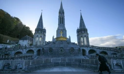 Une nonne passe le 1er novembre 2021 devant la basilique Notre-Dame-du-Rosaire à Lourdes, à la veille de l'ouverture de la réunion annuelle des évêques de France qui va se pencher sur le rapport Sauvé