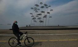 Un cycliste dans les rues vides de Thessalonique (Grèce) le 22 mars 2020