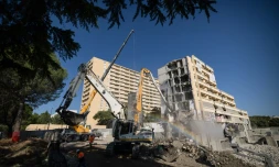 Un immeuble d'habitation en cours de démolition dans le quartier de Pissevin, à Nßmes, le 6 août 2024 dans le Gard