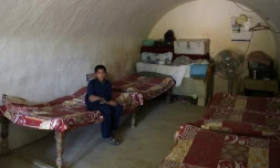 Un jeune Pakistanais dans une pièce de son logement troglodytique, dans le village de Hsan Abdal, le 6 octobre 2018 au Pakistan, à 60 km d'Islamabad