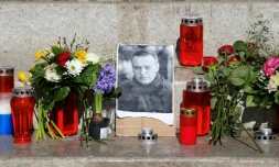 Des fleurs et des bougies déposées prÚs d'un portrait de l'opposant russe Alexeï Navalny, mort en prison, le 20 février 2024 à Zagreb, en Croatie
