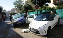 Des voitures endommagées pendant les inondations à Cannes, le 4 octobre 2015 dans le sud-est de la France