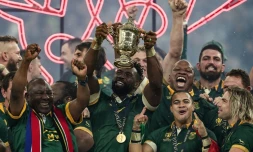 Le capitaine de l'Afrique du Sud Siya Kolisi (au centre) soulève le trophée Webb Ellis, aux côtés du Président de l'Afrique du Sud Cyril Ramaphosa (à gauche), l'ailier Cheslin Kolbe (deuxième à droite), et le demi de mêlée Faf de Klerk (à droite), après la victoire en finale du Mondial contre la Nouvelle-Zélande au Stade de France, près de Paris, le 28 octobre 2023
