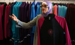 Aheda Zanetti, styliste australienne, présente ses burkinis dans un magasin de Sydney, le 19 août 2016