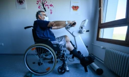 Un patient suit un programme de rééducation dans un centre de soins d'Illkirch-Graffenstaden après avoir été gravement atteint par le coronavirus,le 14 avril 2020