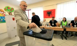 Un électeur vote aux élections législatives, le 11 mai 2025 à Tirana, en Albanie