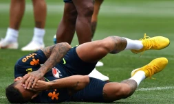 L'attaquant brésilien Neymar sur le sol lors d'une séance d'entraînement à Sotchi le 4 juillet 2018