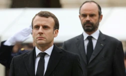 Le chef de l?Ătat Emmanuel Macron (G) et le Premier ministre Ădouard Philippe dans la cour des Invalides lors de l'hommage Ă Arnaud Beltrame, le 28 mars 2018