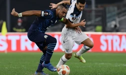 Le milieu de terrain marseillais Dimitri Payet, aux prises avec l'attaquant espagnol de la Lazio Rome, Pedro, lors de leur match de poules de la Ligue Europa, le 21 octobre 2021 au Stade Olympique