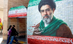 Des Iraniennes passent devant un portrait du nouveau guide suprême iranien, le 6 mai 2026 à Téhéran