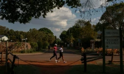 Nancy Masha (D) et Babalwa Melitafa (G) font leur jogging dans un lotissement sécurisé à Irene, près de Pretoria, en Afrique du Sud, le 21 septembre 2026