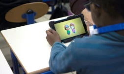 Un enfant teste une application d'apprentissage de la lecture Grapho-Learn à Marseille, le 8 janvier 2018