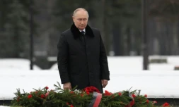 Le président russe Vladimir Poutine assiste à une cérémonie de dépôt de gerbes au monument "Mère patrie" au cimetière commémoratif de Piskaryovskoye à Saint-Pétersbourg, le 27 janvier 2025