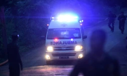 Une ambulance quitte le secteur de la grotte de Tham Luang, dans le nord de la Thaïlande, le 9 juillet 2018