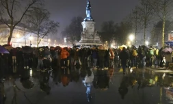 Des participants à la "Nuit debout", le 2 avril 2016 place de la République à Paris