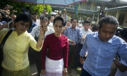 L'opposante birmane Aung San Suu Kyi sort d'un bureau de vote Ă Rangoon, dans le quartier de Kawhmu, le 8 novembre 2015