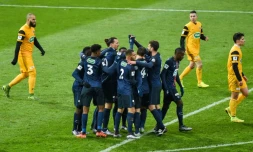 Les joueurs du PSG célèbrent le but inscrit par Zlatan Ibrahimovic contre Wasquehal à Villeneuve-d'Ascq, le 3 janvier 2016
