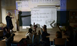 Un instituteur s'adresse à ses élèves dans une école de Corbeil-Essonnes, le 4 septembre 2017