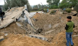 Un immeuble détruit après une frappe israélienne à Khan Younès dans la bande de Gaza, le 12 novembre 2018
