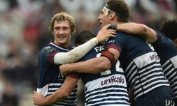 Les joueurs de l'UBB se congratulent après un essai de Baptiste Serin (g) face à l'Ulster à Chaban-Delmas, le 16 octobre 2016