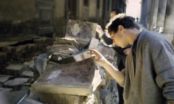 Des livres endommagés rassemblés sous les arcades Uffizi le 4 novembre 1966 dans Florence inondée