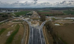 Vue aérienne du chantier de construction de l'autoroute A69 Toulouse-Castres, près de Verfeil, le 14 mars 2025 en Haute-Garonne