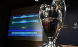 Le trophée de la Ligue des champions exposé lors du tirage au sort des demi-finales, le 21 avril 2017 à Nyon