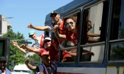 Des supporters du club de football argentin River Plate dans un bus Ă Buenos Aires, en Argentine, le 25 novembre 2018