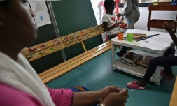 Des enfants jouent dans une pièce collective du centre pour SDF du 16 arrondissement à Paris, le 5 novembre 2016