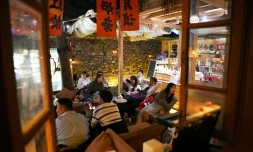 Des Des Chinois dans une "maison de retraite pour jeunes" à Dali, dans la province du Yunnan, au sud-ouest de la Chine, le 2 avril 2025