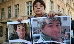 Liliana Lalonde, mère de Julien, tué dans l'effondrement de deux immeubles de la rue d'Aubagne à Marseille, pose avec des portraits de son fils, à Marseille, le 1er novembre 2024